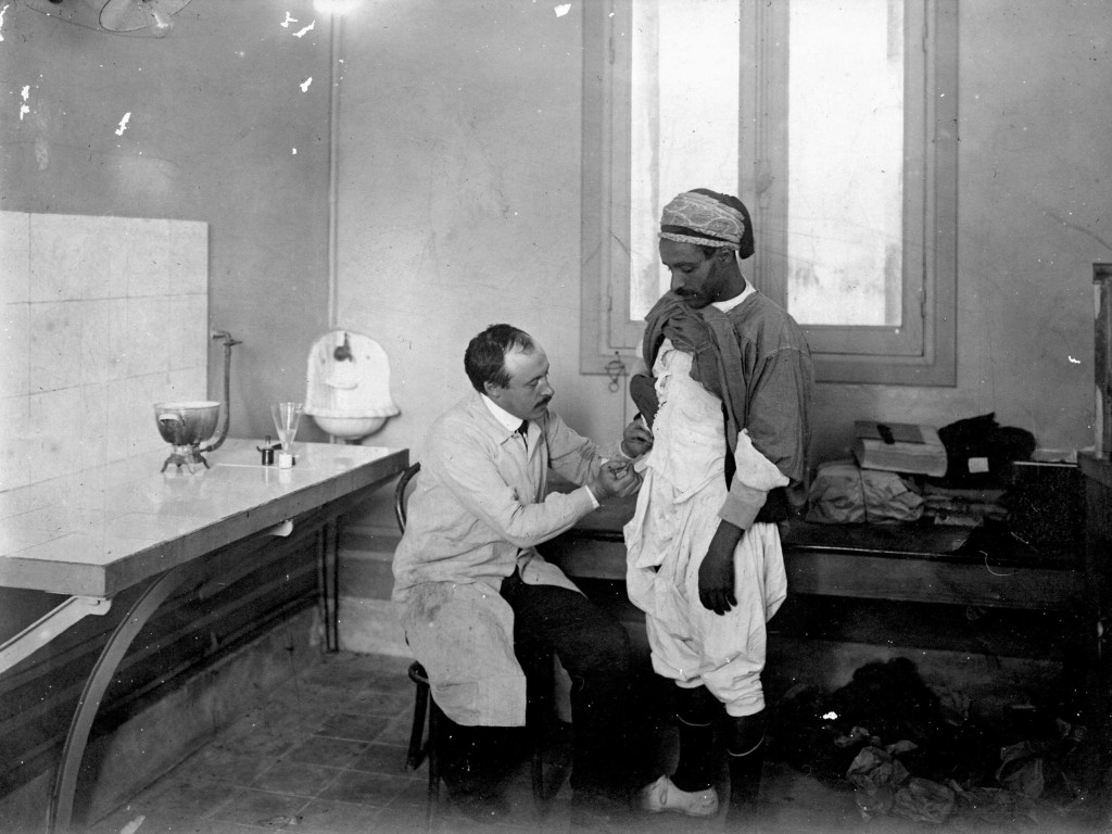 Le docteur Ludovic Blaizot vaccinant un Tunisien