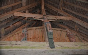 Poutre de gloire avec statues en bois polychrome : saint Jean, Christ, Vierge. 