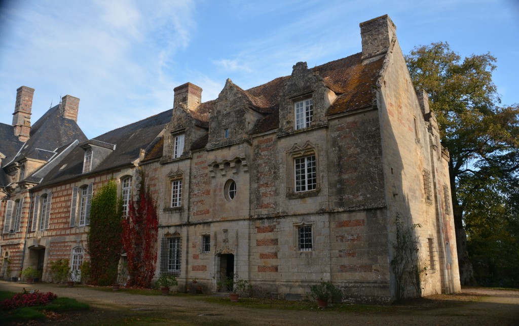 Cour d’Honneur : L’ancien manoir intégré dans le château de 1597