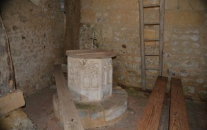 Le baptistère est un bloc de calcaire de forme octogonale, décoré de nervures ogivales du 15e siècle.